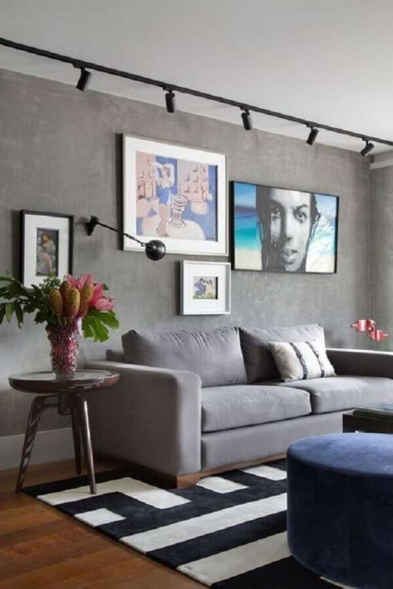 44. Decoração moderna para sala em tons de cinza com tapete geométrico preto e branco – Foto: Pinterest
