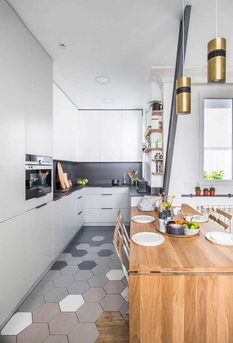 10. Tons de cinza claro para cozinha moderna decorada com piso hexagonal e bancada de madeira – Foto: Pinterest
