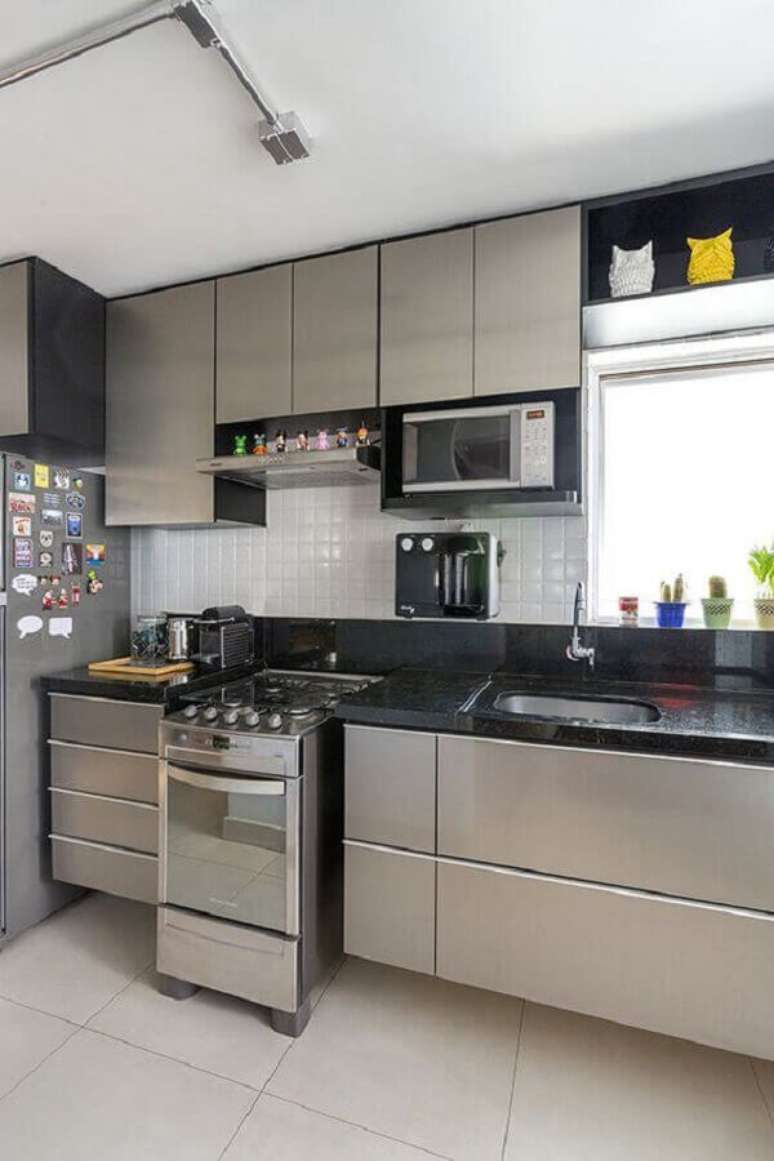 46. Cozinha simples decorada em tons de cinza – Foto: Lolafá