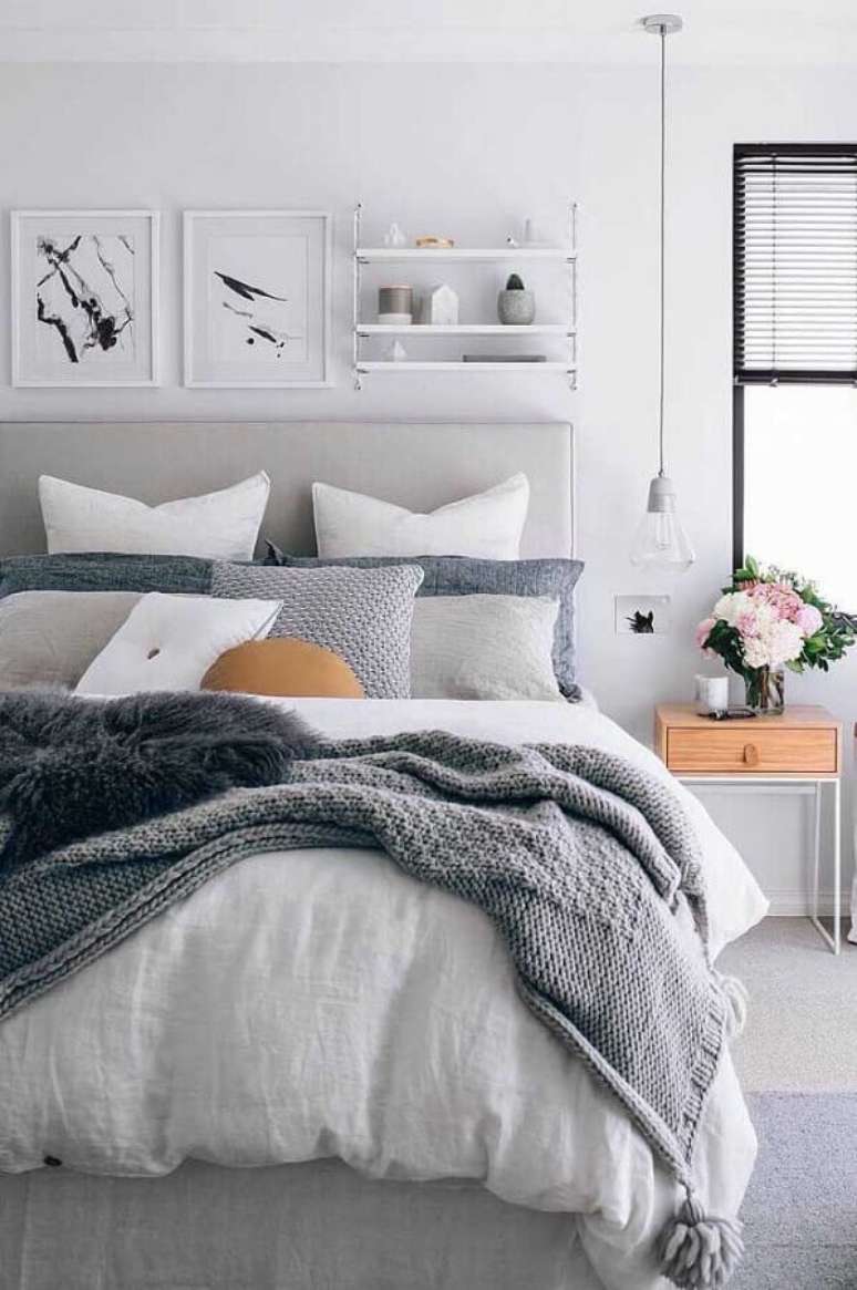 6. Tons de cinza claro para decoração de quarto feminino com criado mudo minimalista de madeira – Foto: Pinterest