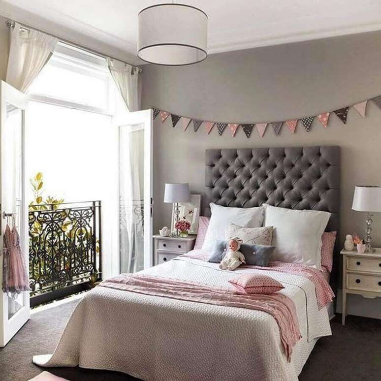 48. Tons de cinza e rosa para decoração de quarto de menina com varal de bandeirinha e cabeceira capitonê – Foto: Pinterest