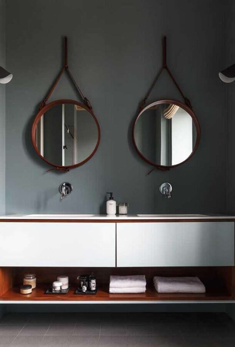 3. Tons de cinza para banheiro decorado com espelhos redondos com alça – Foto: Behance