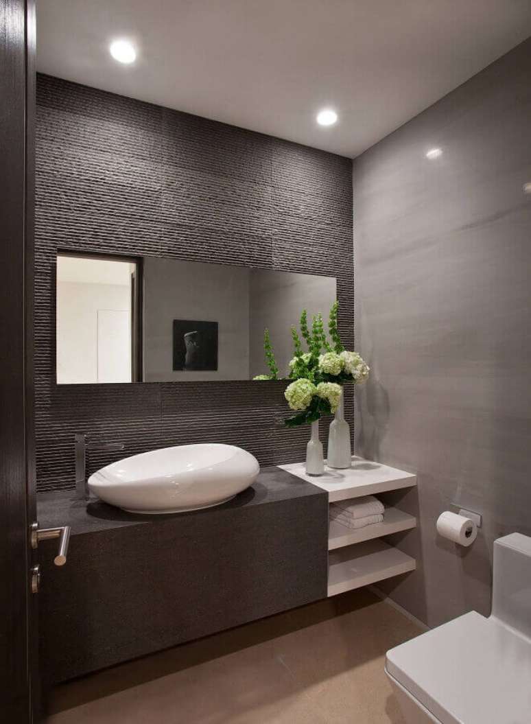 50. Tons de cinza para banheiro moderno planejado com bancada suspensa – Foto: Air Freshener