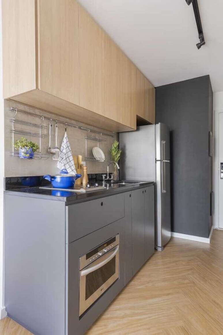 51. Armário aéreo de madeira para decoração de cozinha pequena em tons de cinza – Foto: Pinterest