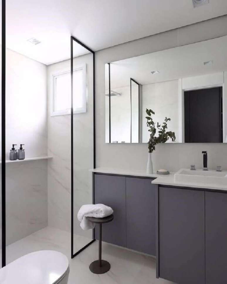 53. Banheiros em tons de cinza e branco minimalista – Foto: Pinterest