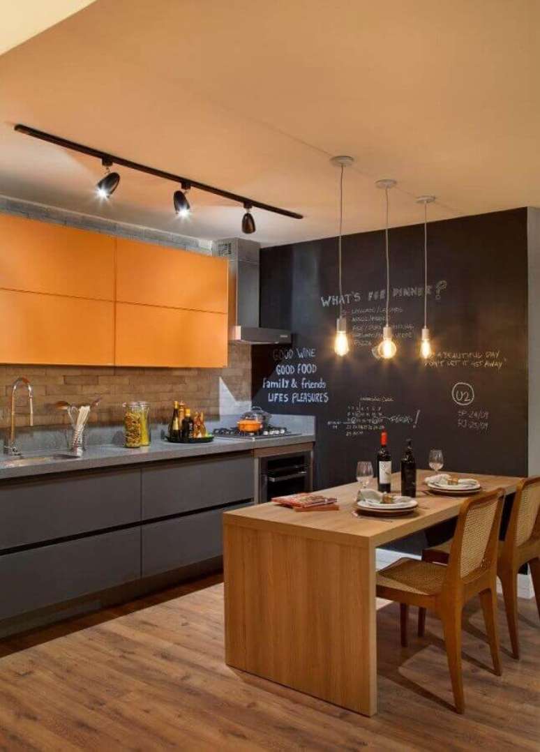 9. Invista em detalhes em cores quentes para decoração de cozinha em tons de cinza – Foto: Homify