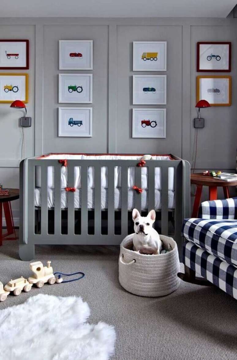57. Quadros de carros coloridos para decoração de quarto de bebê em tons de cinza – Foto: Casa de Valentina 