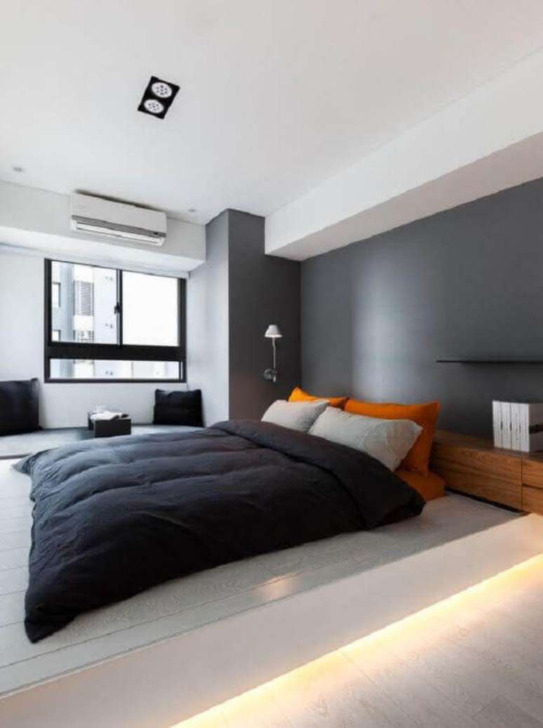 59. Tons de cinza para quarto moderno decorado com travesseiros na cor laranja – Foto: Futurist Architecture