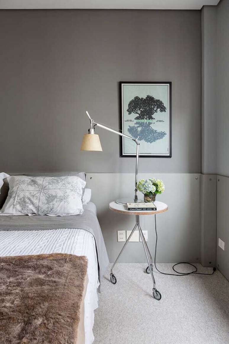 62. Tons de cinza para quarto decorado com luminária articulada – Foto: Casa de Valentina