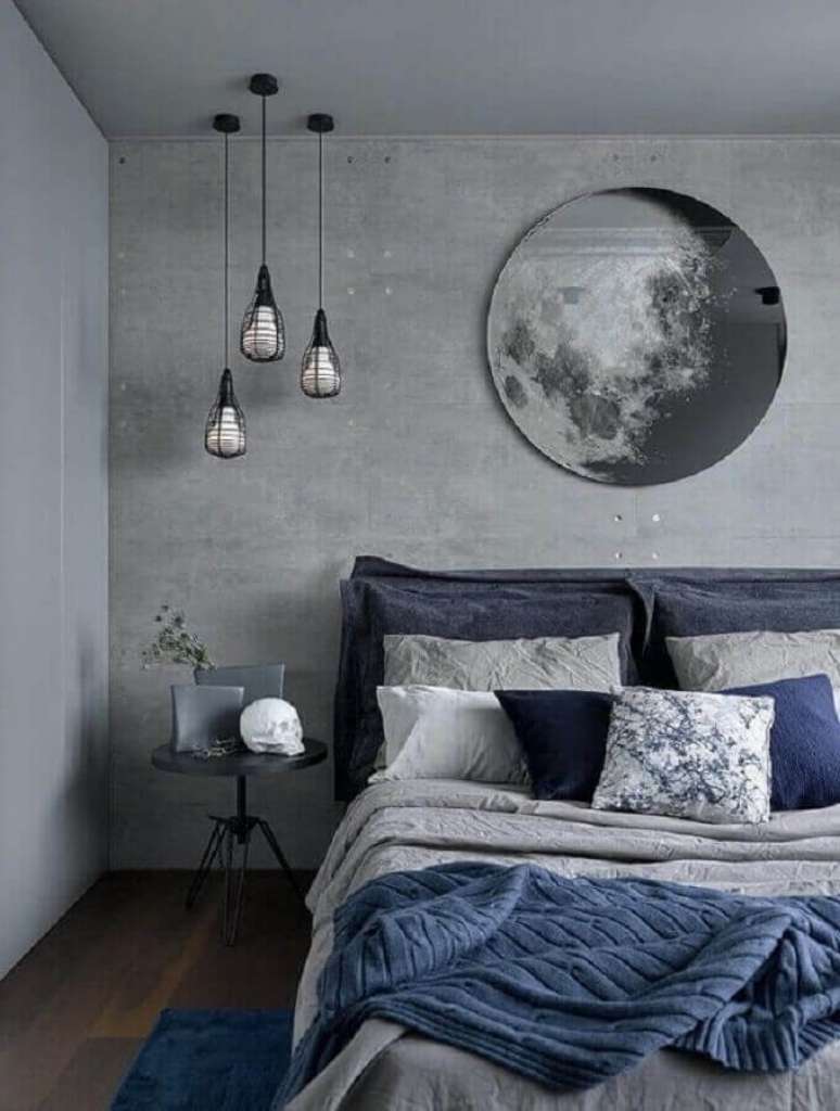 67. Tons de cinza para quarto moderno decorado com mesa lateral redonda e luminária pendente preta – Foto: Pinterest