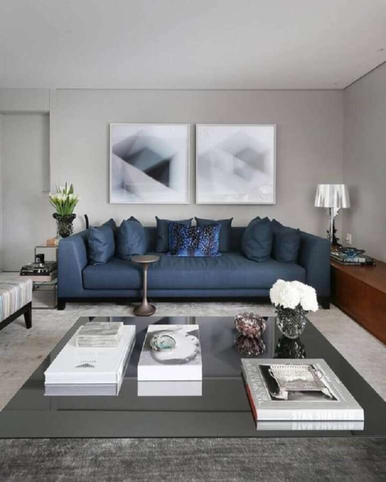 68. Tons de cinza claro para decoração de sala ampla com sofá azul – Foto: Jeito de Casa