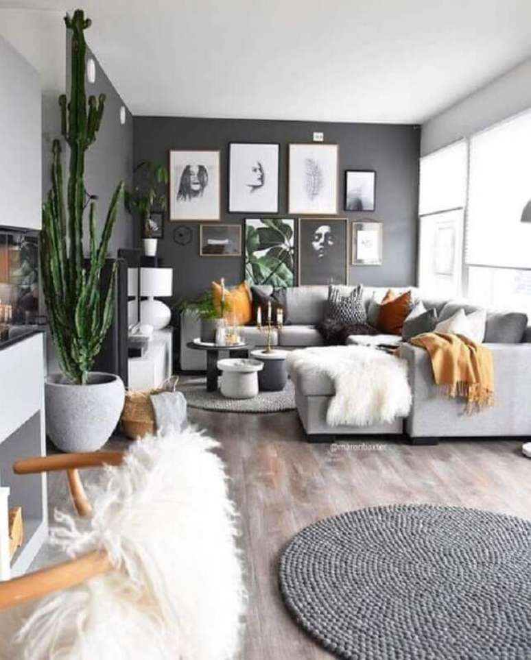69. Tons de cinza para sala de estar decorada com quadros na parede e vaso de cacto grande – Foto: Pinterest