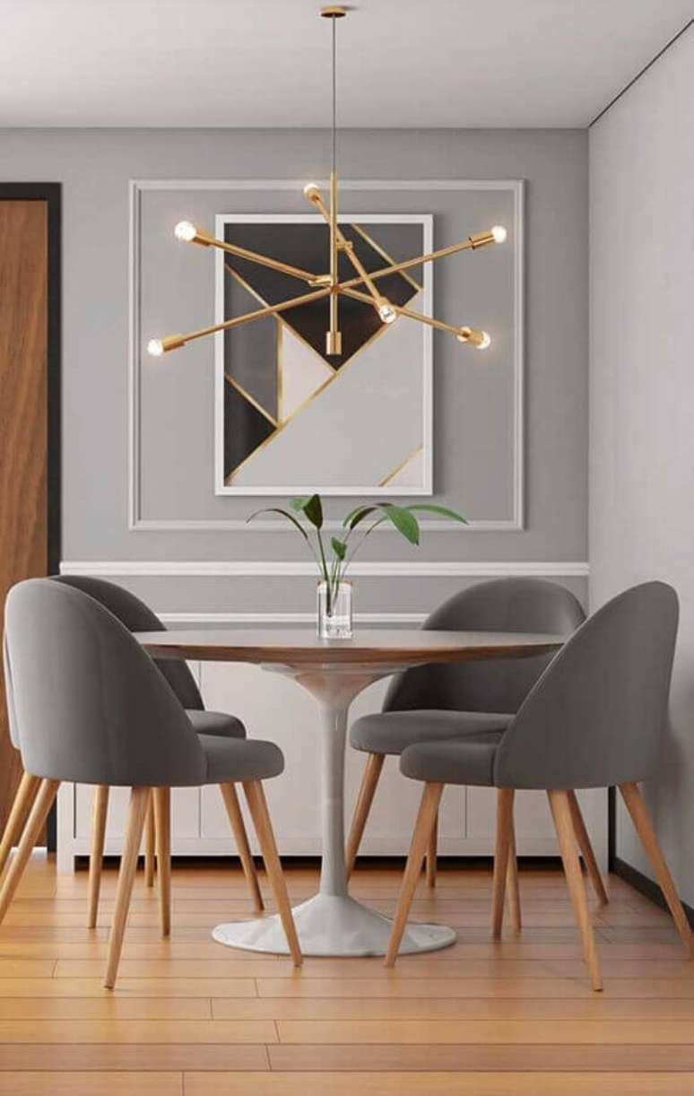 71. Lustre pendente moderno dourado para decoração de sala de jantar em tons de cinza com mesa redonda – Foto: Behance