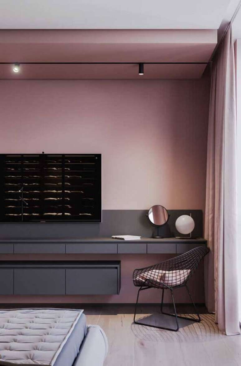 73. Decoração de sala moderna com parede cor de rosa e rack suspenso cinza – Foto: Pinterest