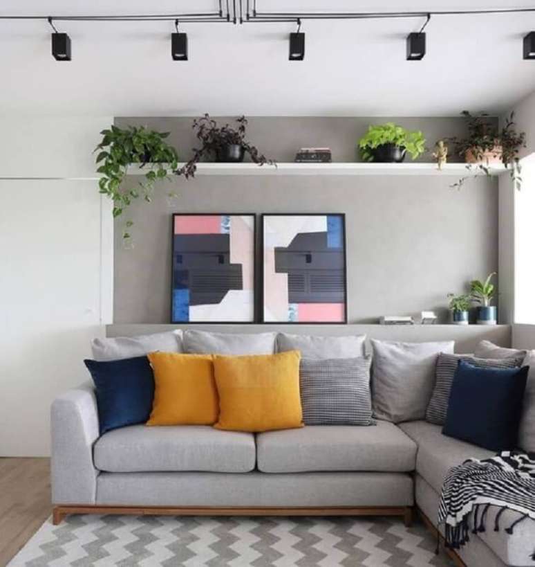 74. Almofadas coloridas para decoração de sala em tons de cinza – Foto: Histórias de Casa