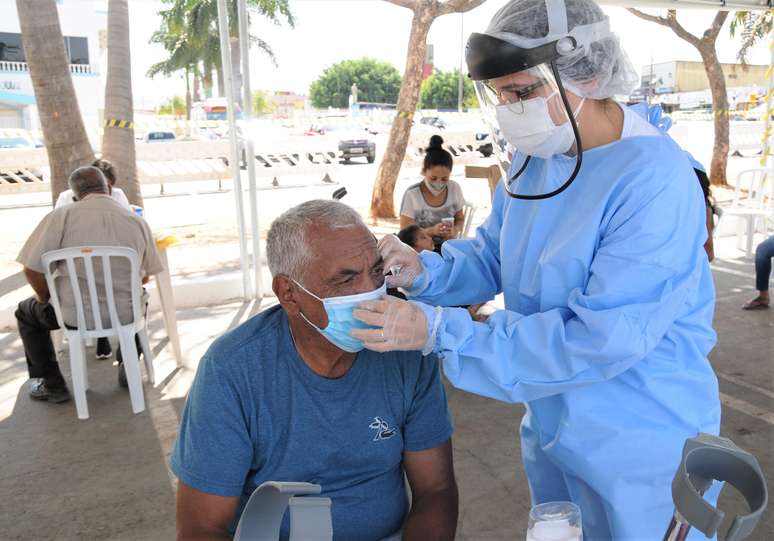 Mortes por covid-19 no Brasil podem superar 220 mil, segundo levantamento