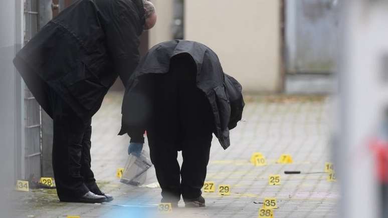 Investigadores forenses estiveram na cena do crime na manhã deste sábado