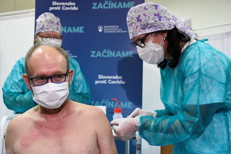 O infectologista Pavol Jarcuska recebe vacina da Pfizer-BioNTech em Nitra
REUTERS/Radovan Stoklasa