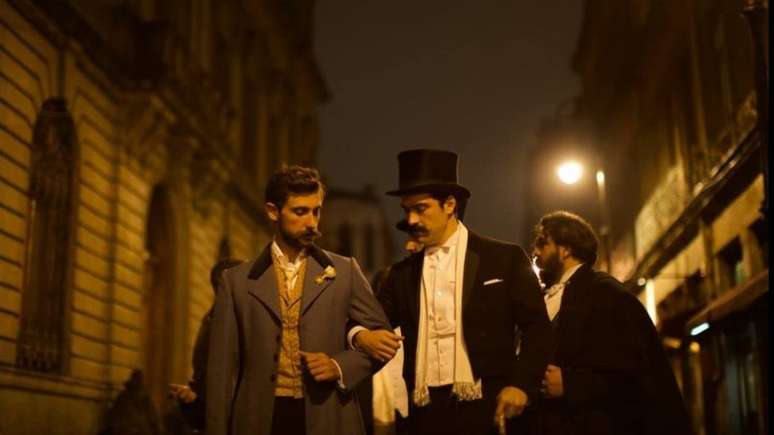 Alfonso Herrera (&agrave; direita) interpreta o marido de Amada D&iacute;az, filha do presidente Porfirio D&iacute;az, no filme 'El baile de los 41'