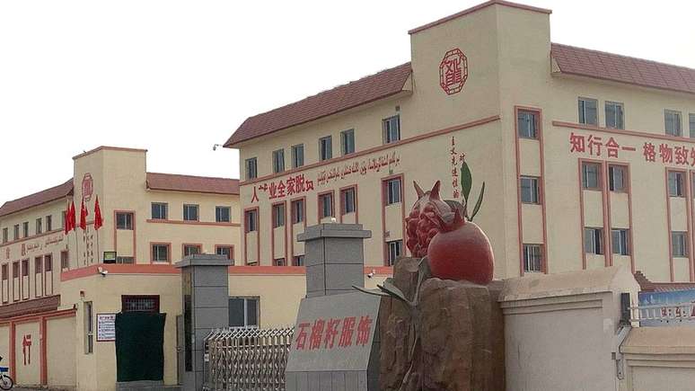 F&aacute;brica em Kuqa, na prov&iacute;ncia de Xinjiang, enaltece as pol&iacute;ticas contra a pobreza do governo chin&ecirc;s