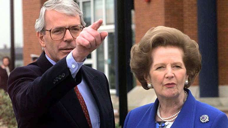 John Major sucedeu Thatcher como l&iacute;der dos Conservadores e primeiro-ministro