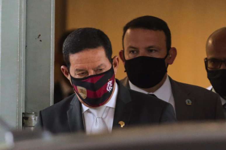 Mourão é diagnosticado com covid-19