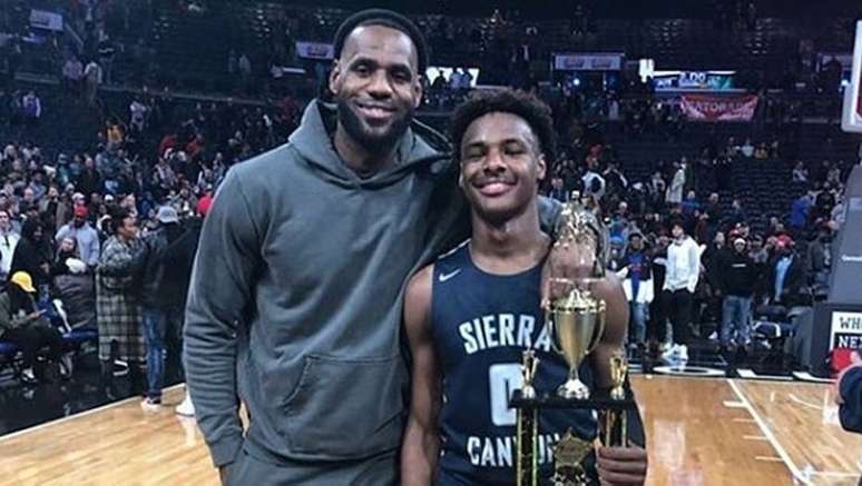 LeBron James e o filho, Bronny; os dois sonham em jogar juntos na NBA