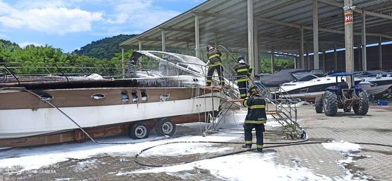 Funcionários foram lançados a metros de distância; causas do acidente no litoral paulista ainda serão investigadas