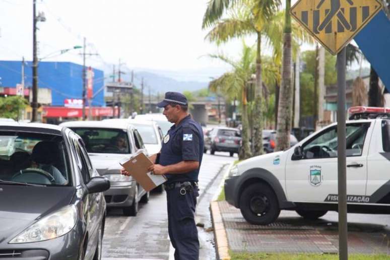 Barreira sanitária montada pela GM de Peruíbe. Acesso às praias será liberado na virada do ano