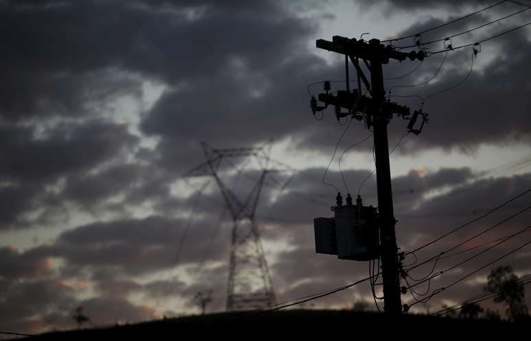 Linhas de distribuição e transmissão de energia 