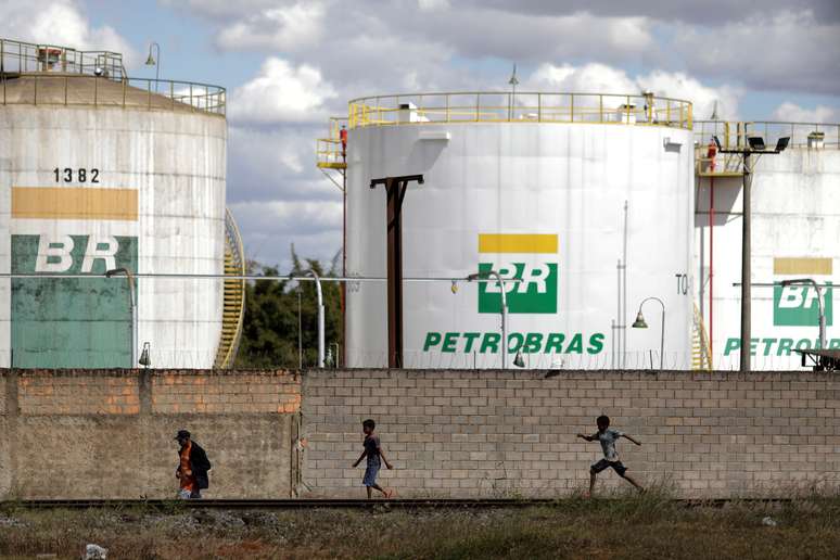 Tanques da petroleira estatal Petrobras em Brasília
REUTERS/Ueslei Marcelino