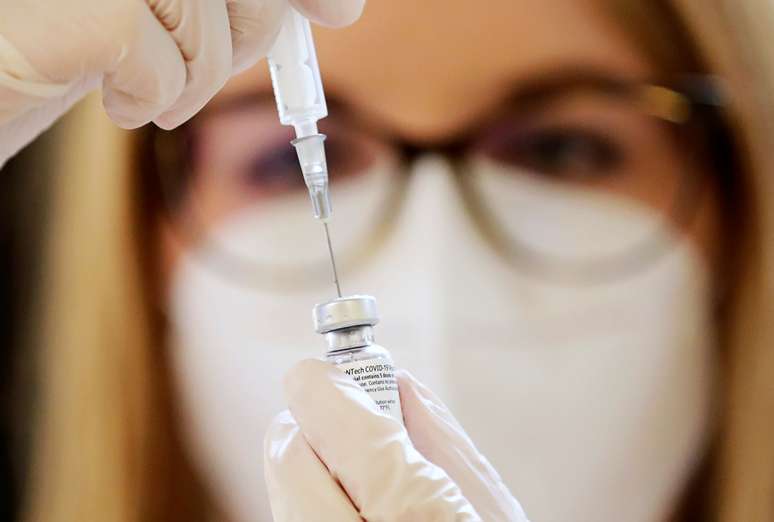 Enfermeira se prepara para inoculação da vacina da Pfizer-BioNTech, em Burgbernheim, na Aleanha
28/12/2020
REUTERS/Hannibal Hanschke