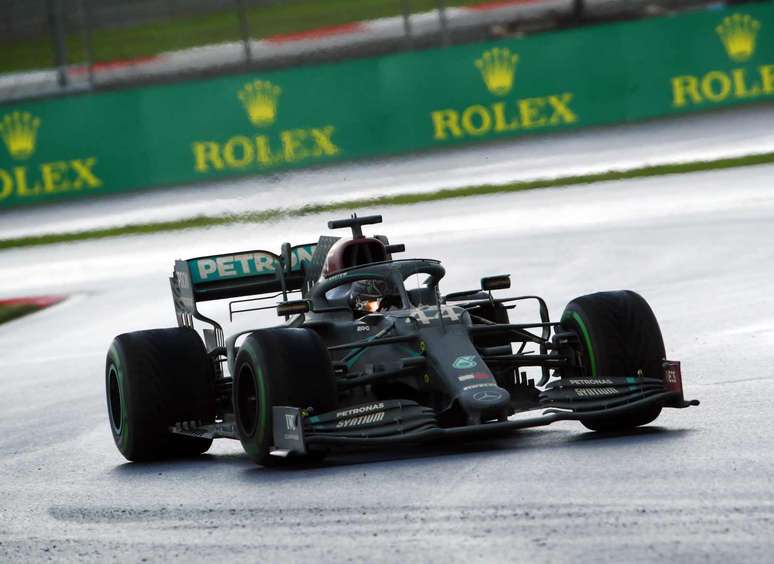 Lewis Hamilton e sua vencedora Mercedes 