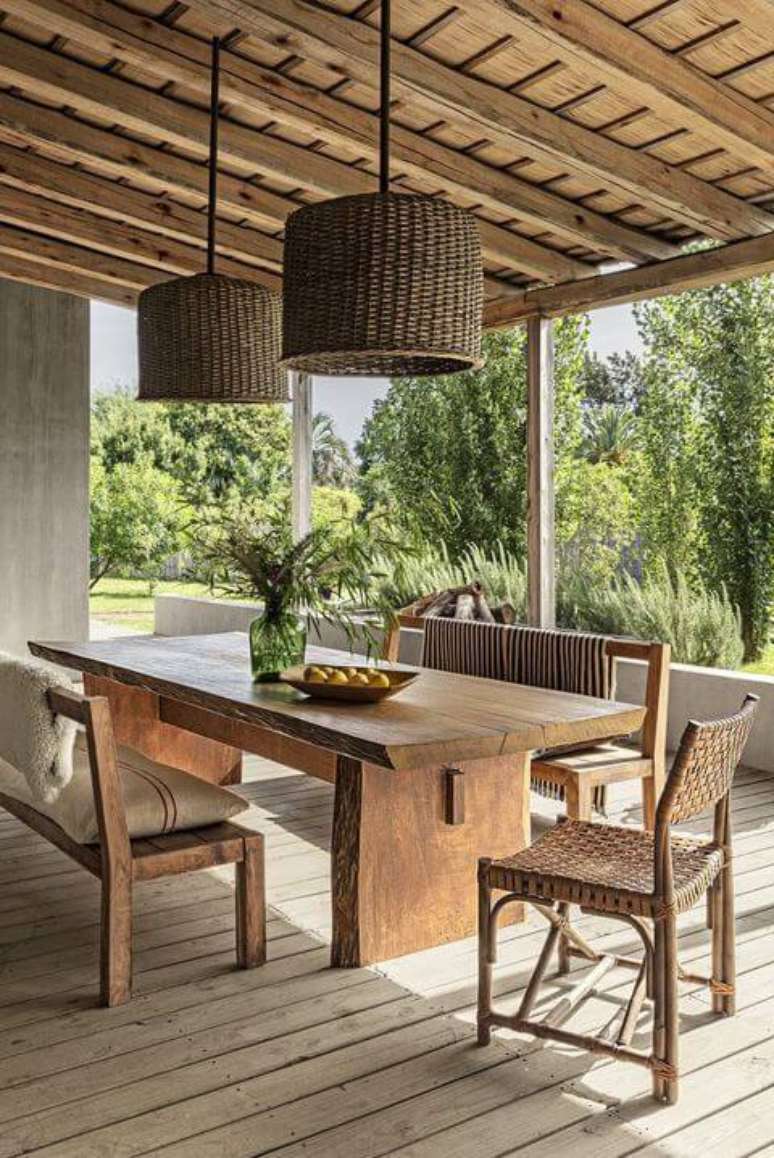 74. Mesa de madeira para varanda gourmet com decoração rústica – Via: Elle Decor