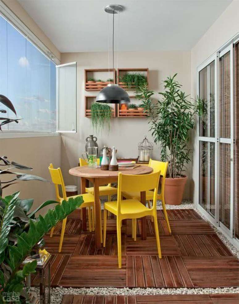 16. Mesa para varanda gourmet com cadeira amarela – Via: Minha Casa
