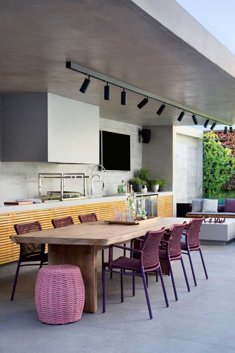 17. Mesa para varanda gourmet com cadeira roxa – Via: Casa De Valentina