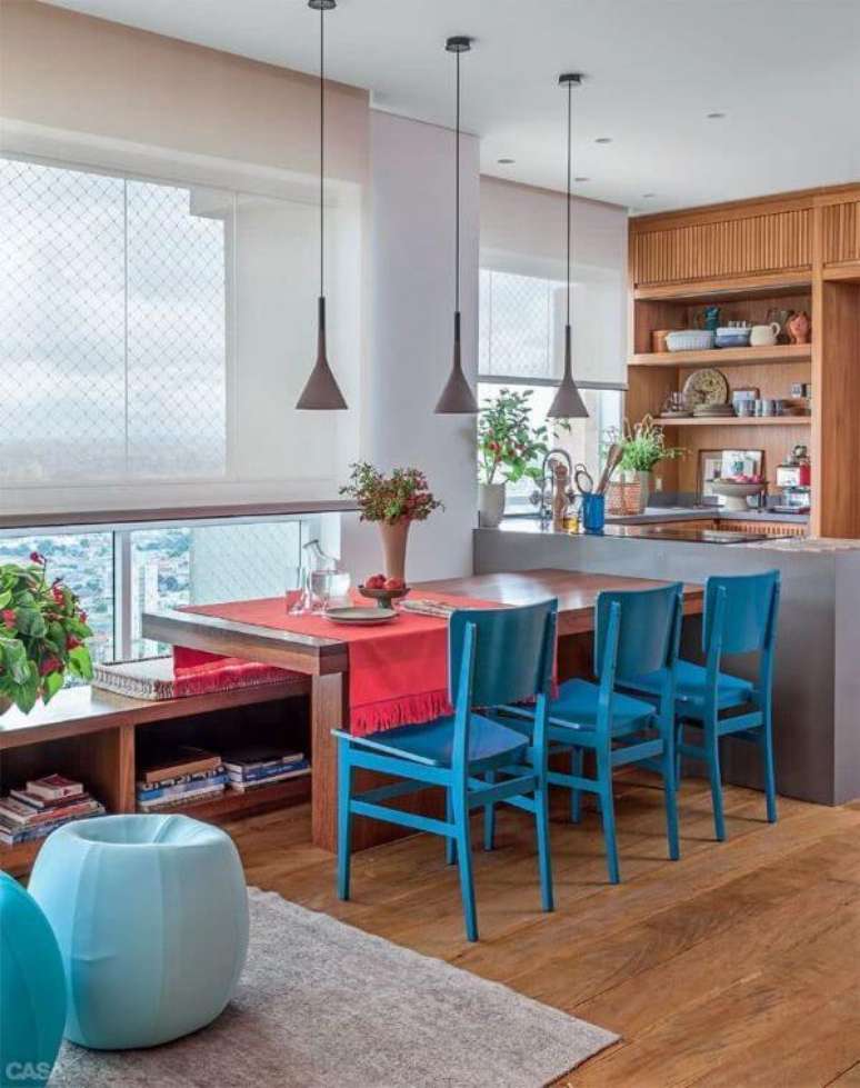 18. Mesa para varanda gourmet com cadeiras azuis – Via: Casa Abril