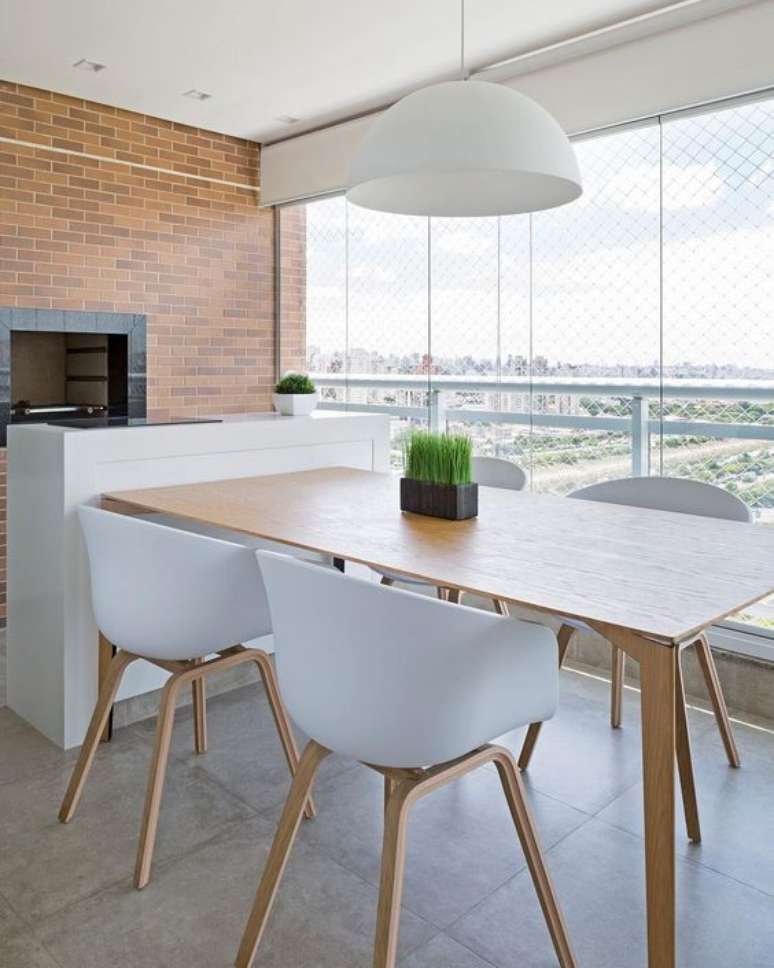 19. Mesa retangular para varanda gourmet e cadeiras brancas – Via: Pinterest