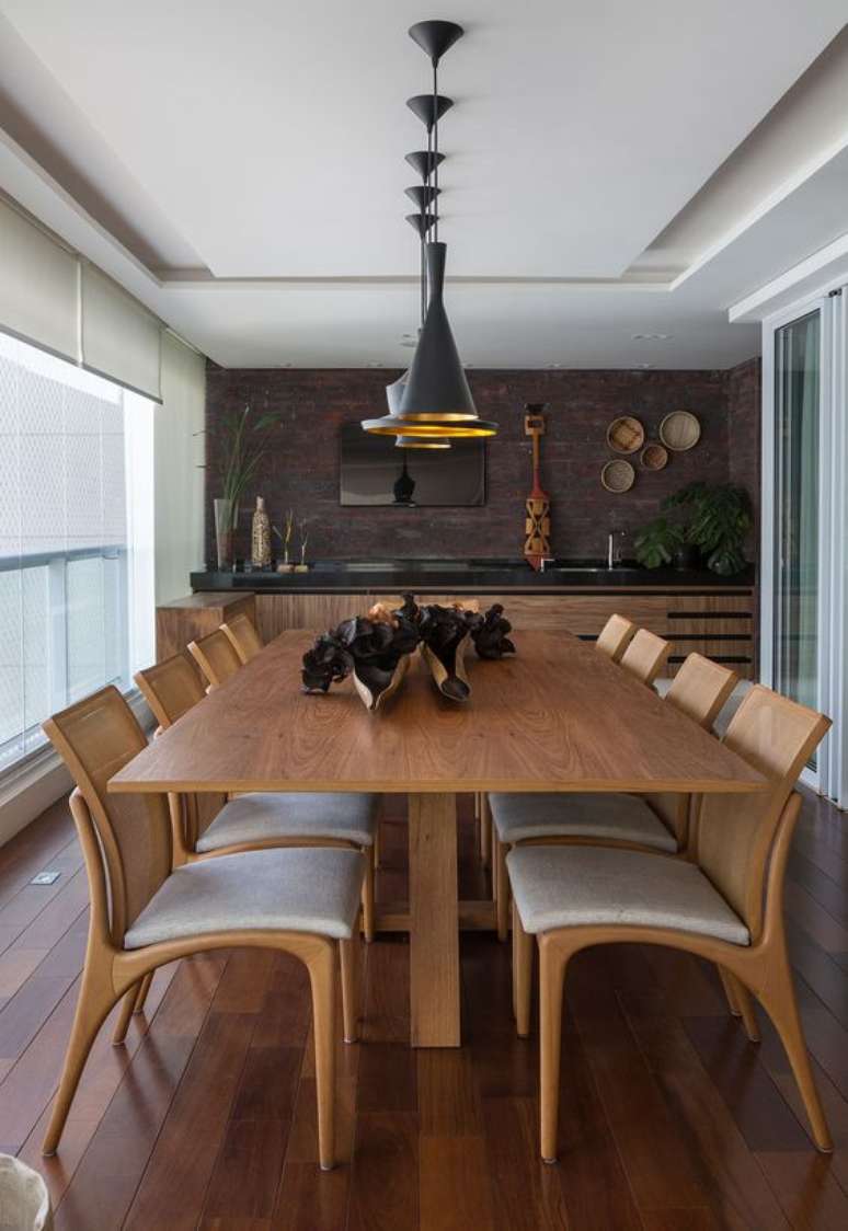 31. Mesa para varanda gourmet de madeira com decoração moderna – Via: Casa de Valentina