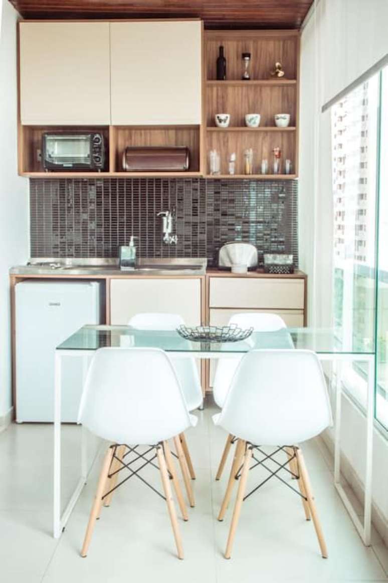 4. A mesa para varanda gourmet de vidro é perfeita para ambientes pequenos – Via: Homify