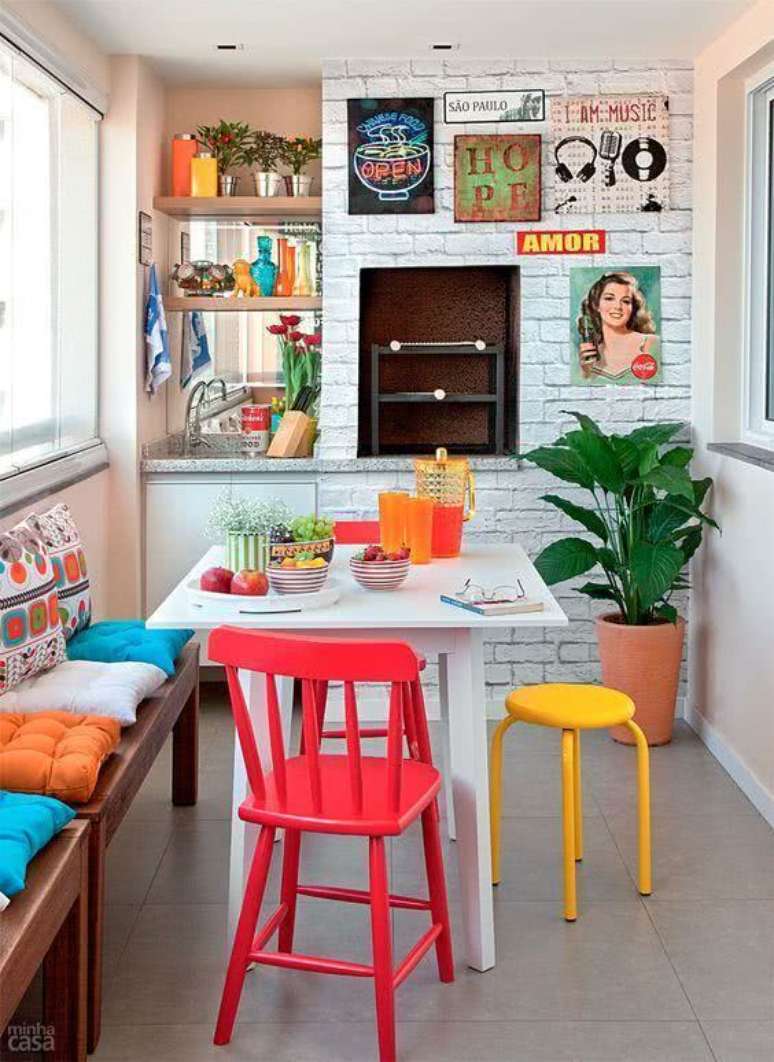 36. Mesa para varanda gourmet e cadeiras coloridas – Via: Minha Casa