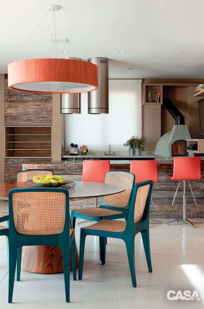 40. Mesa para varanda gourmet alegre com cores de turquesa e laranja – Via: Casa Abril