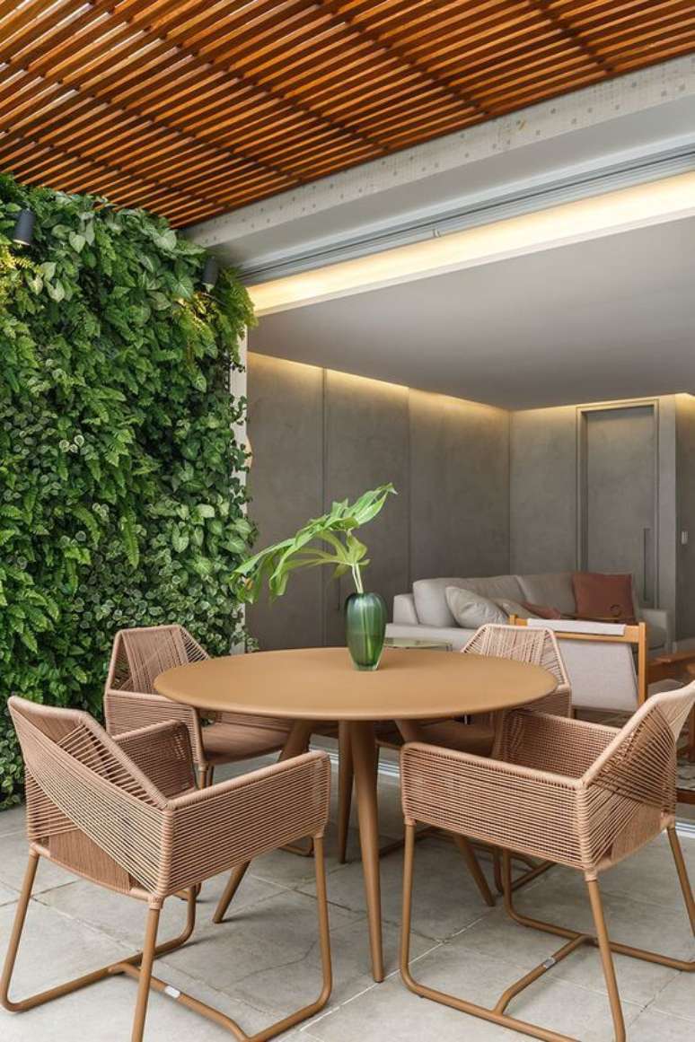 48. Mesa redonda para varanda gourmet rústica com jardim vertical na decoração – Via: Casa de Valentina