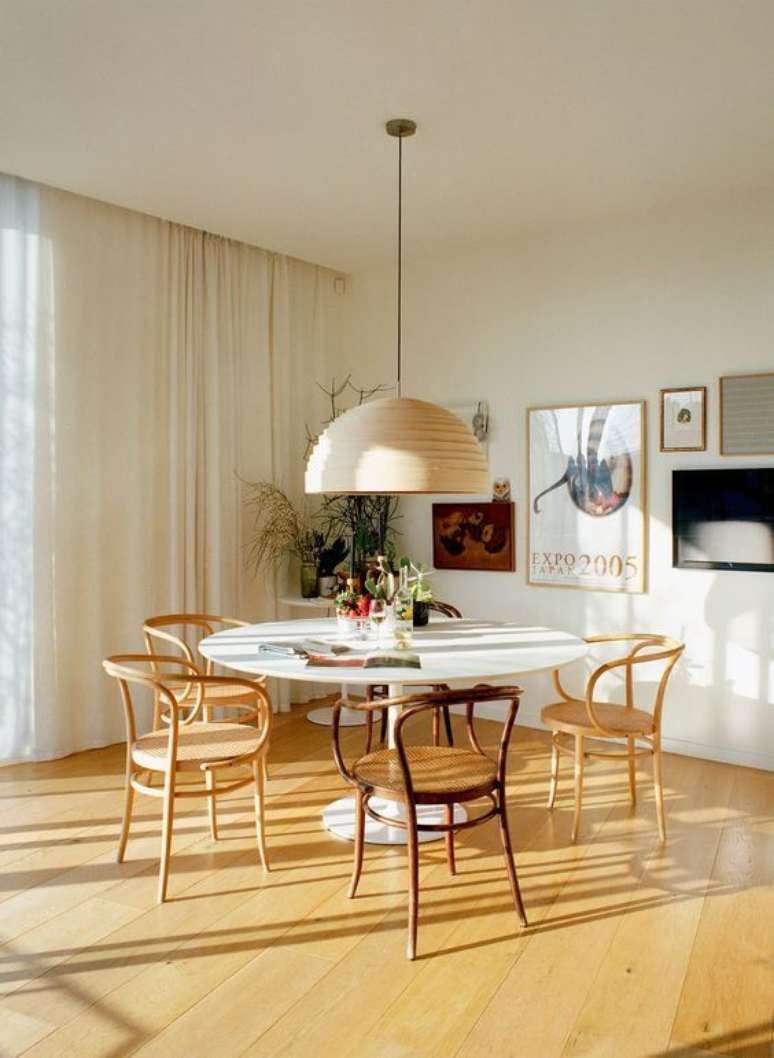 60. Mesa para varanda gourmet redonda com lustre iluminando o ambiente – Via: Fashionismo