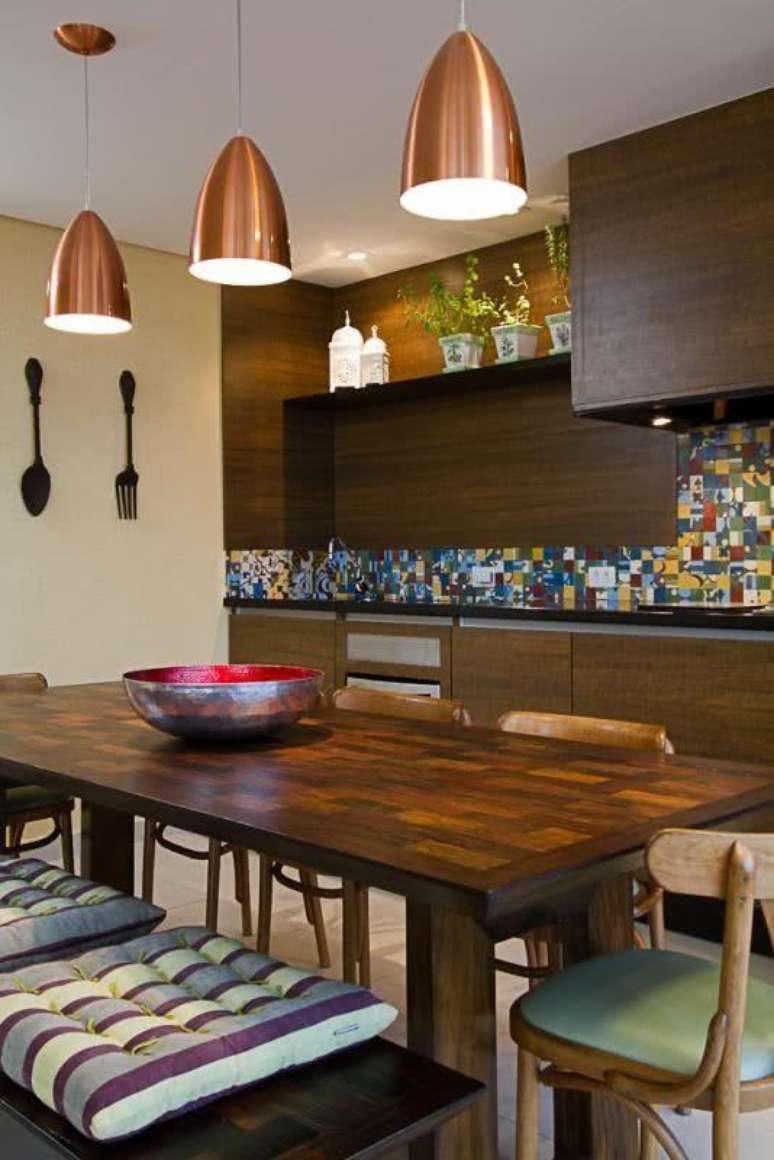 77. Mesa para varanda gourmet com armários combinando – Via: Pinterest