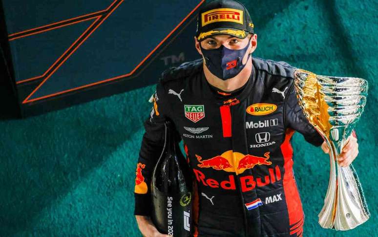 Max Verstappen celebra a vit&oacute;ria em Abu Dhabi, a &uacute;ltima da temporada 2020 da F1 