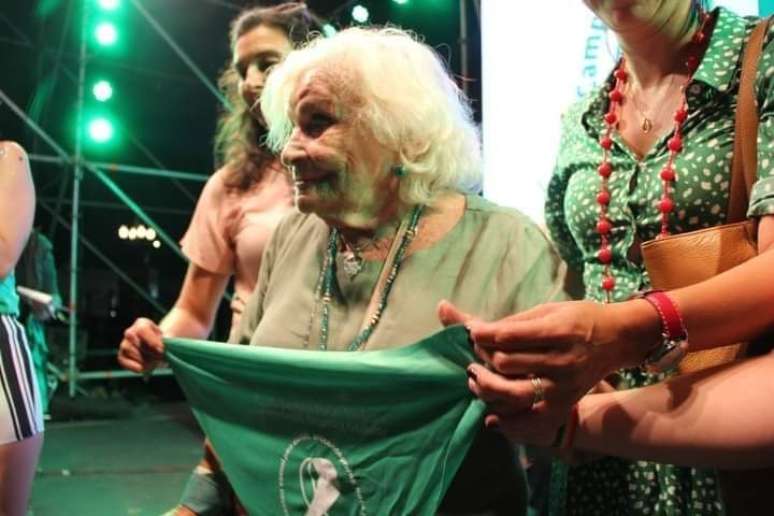 A ativista Nelly Minyersky, de 91 anos, defende a descriminalização e a legalização do aborto na Argentina