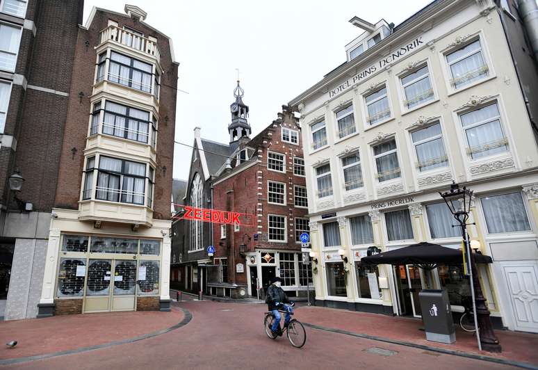 Homem usando máscara anda de bicicleta em rua vazia de Amsterdã durante pandemia de Covid-19
15/12/2020 REUTERS/Piroschka van de Wouw