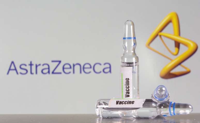 Tubo de ensaio rotulado como de vacina em frente ao logo da AstraZeneca em foto de ilustração
09/09/2020 REUTERS/Dado Ruvic