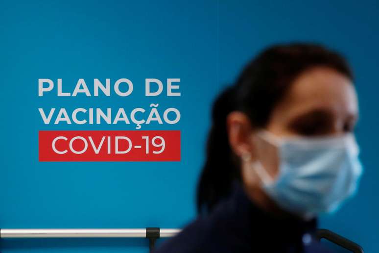 Profissional de sa&uacute;de aguarda para ser vacinada com imunizante da Pfizer-BioNTech em hospital em Lisboa
28/12/2020
REUTERS/Pedro Nunes